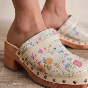 Free People. Calabasas Ivory Floral Print Leather Studded Clogs. Size 6.